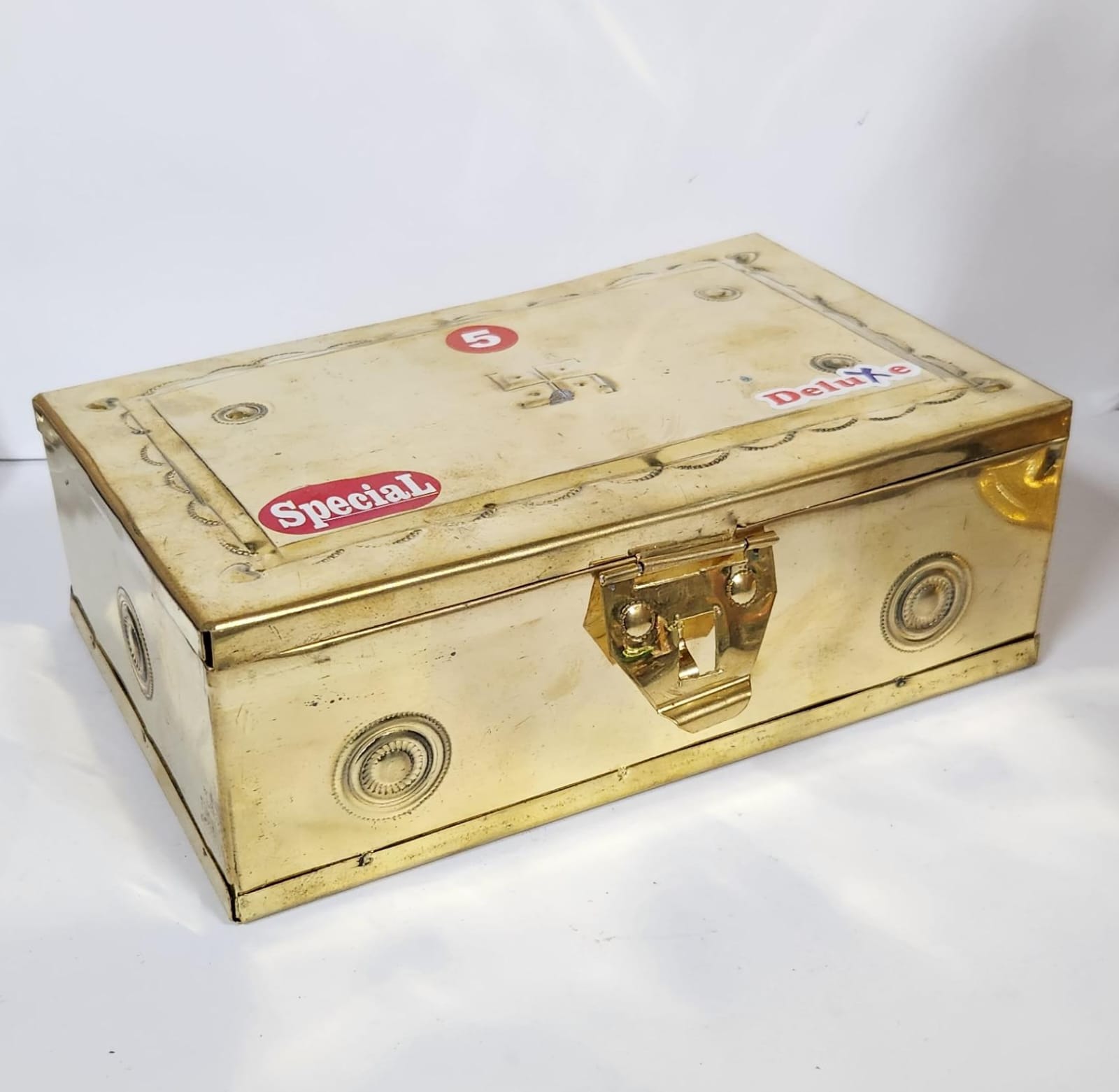 BRASS POOJA BOX (M) - W 20.1CM X H 7CM