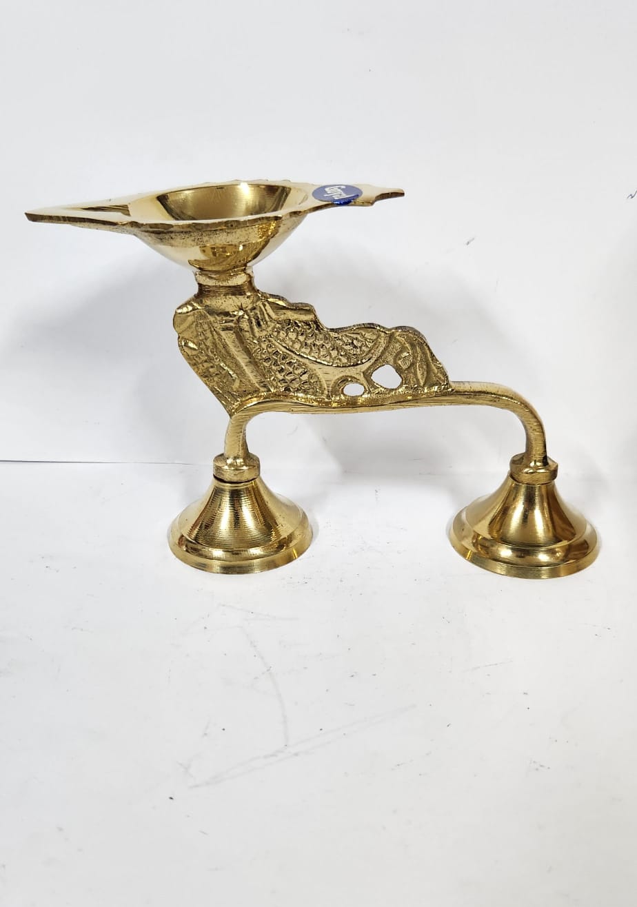 Brass one Face Arti Diya (M) - L 10.3 cm