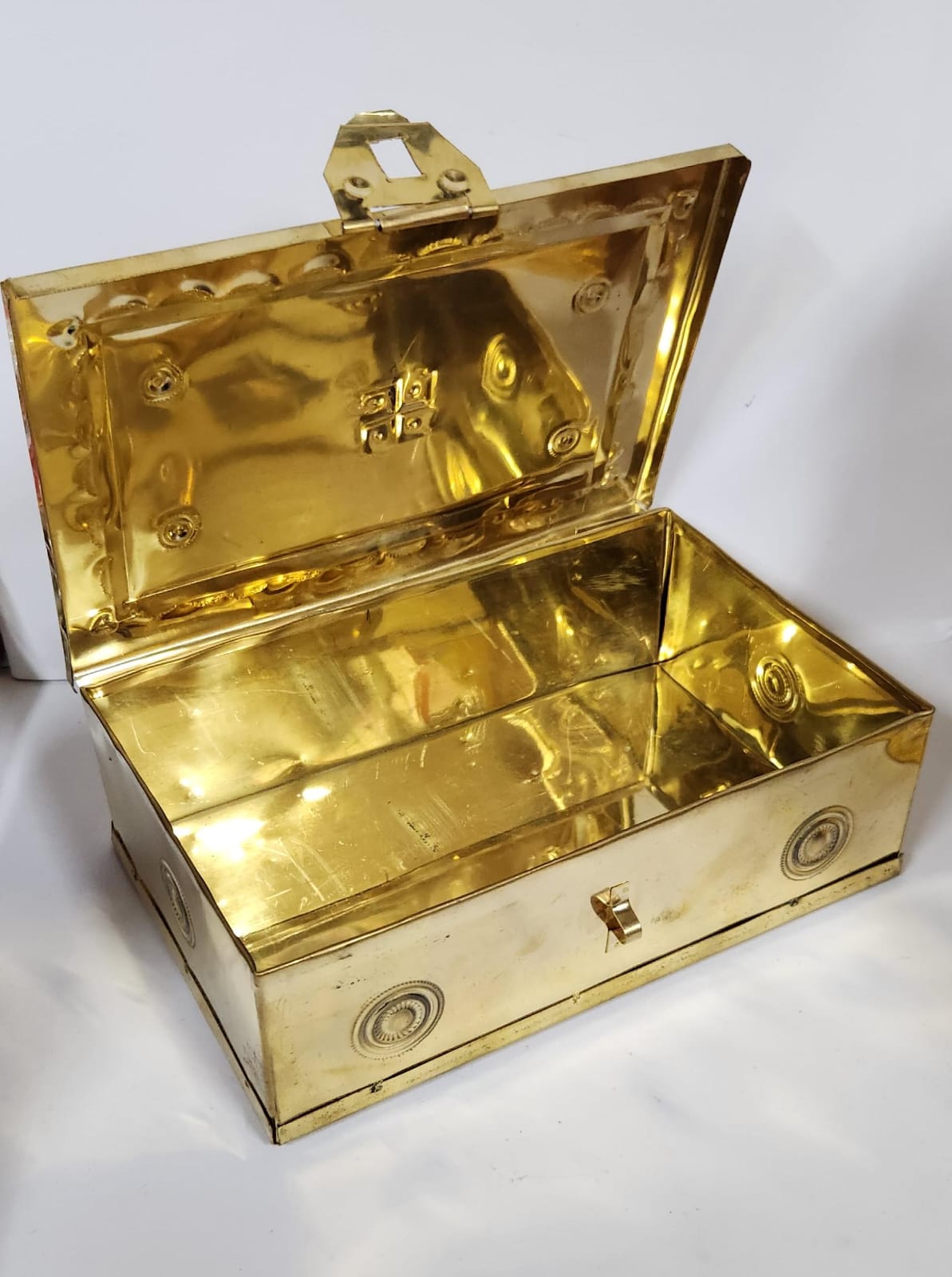 BRASS POOJA BOX (M) - W 20.1CM X H 7CM